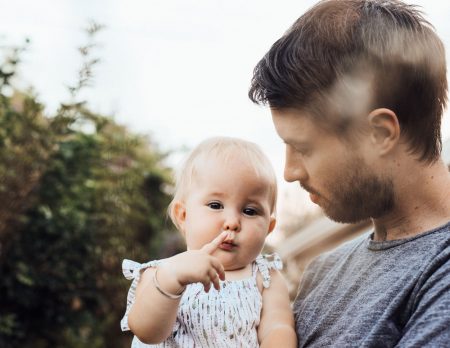 Vatertag feiern, Papa kümmert sich um Babytochter // HIMBEER