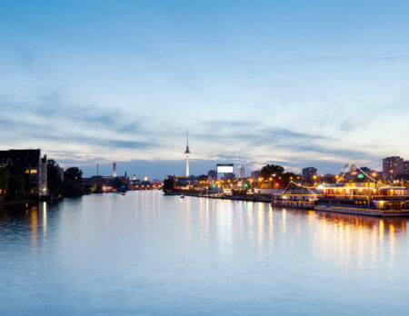 Berlin vom Wasser aus – Abendstimmung Oberbaumbrücke // HIMBEER