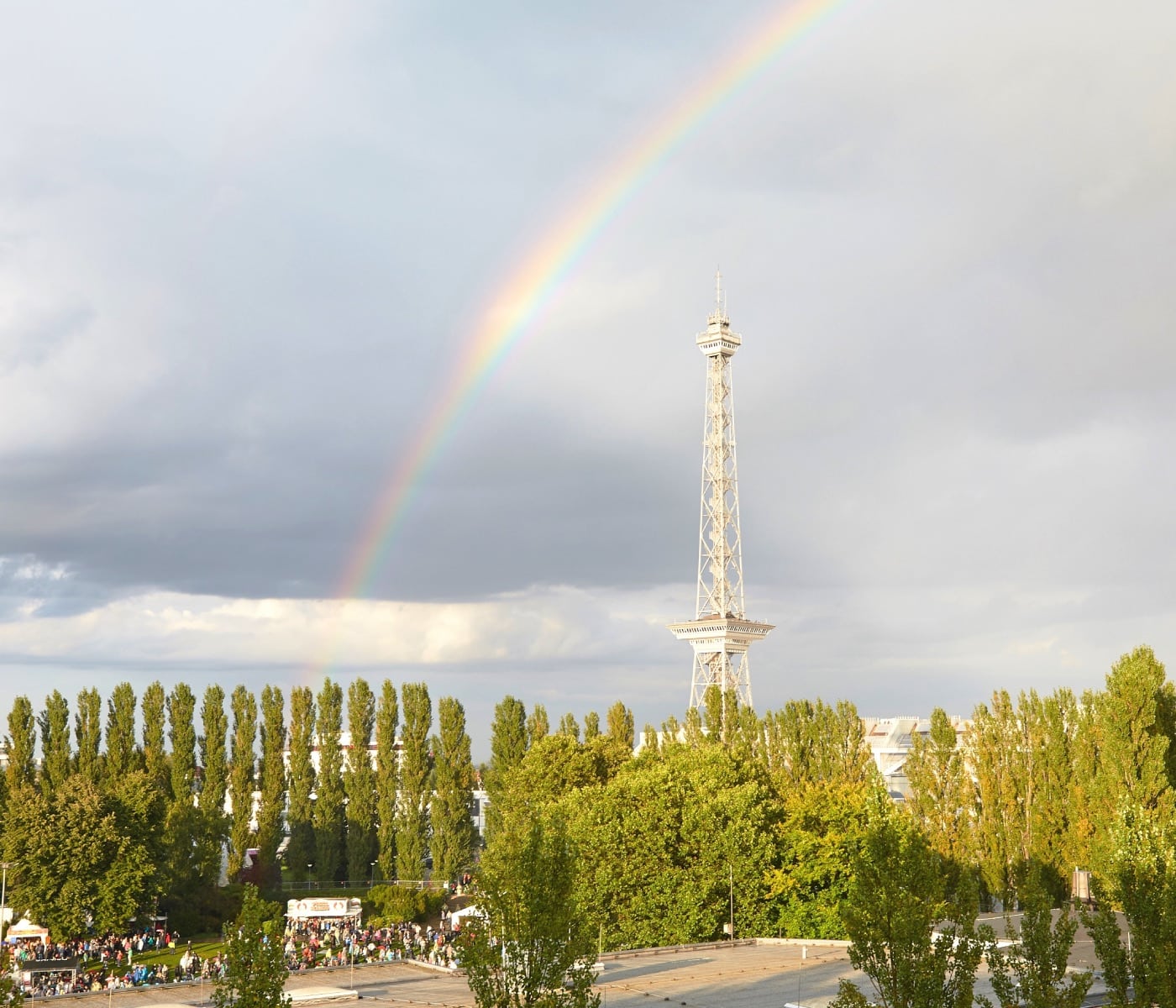 Regenbogen über dem Berliner Funkturm // HIMBEER