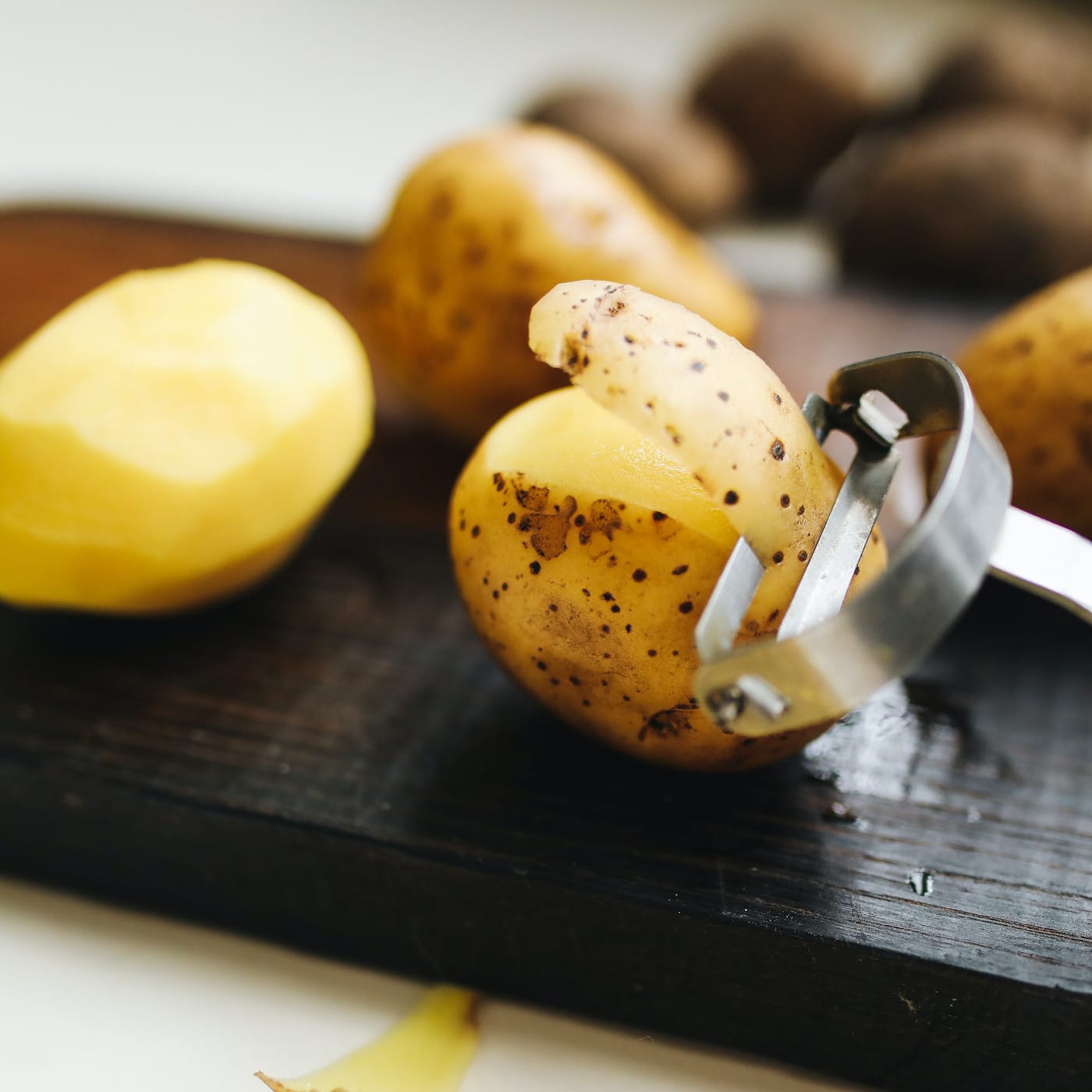 Kartoffeln schälen für die Zucchini-Kartoffelpuffer // HIMBEER
