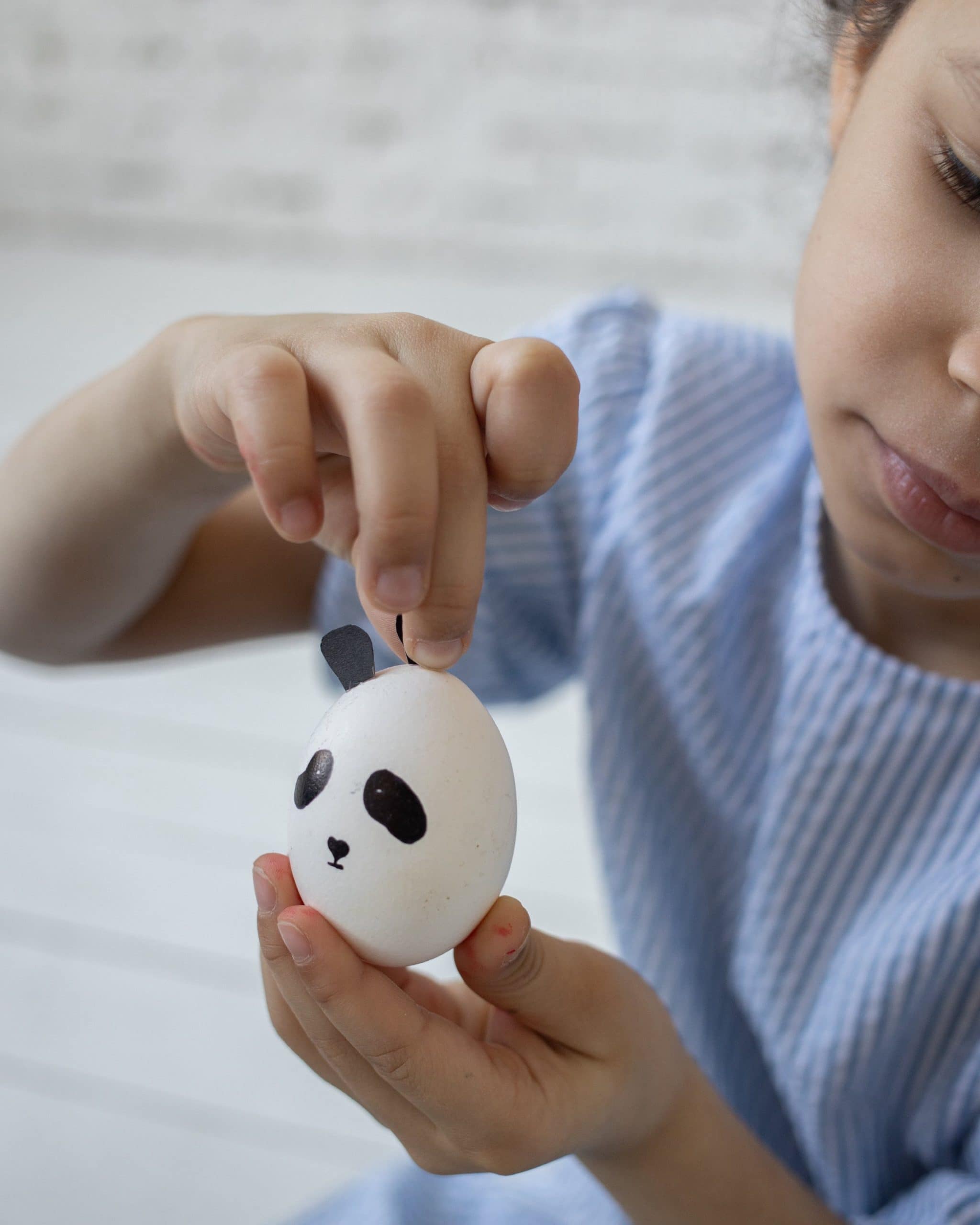 DIY zu Ostern für Kinder: Ostereier bemalen – Pandagesicht auf Ei malen // HIMBEER