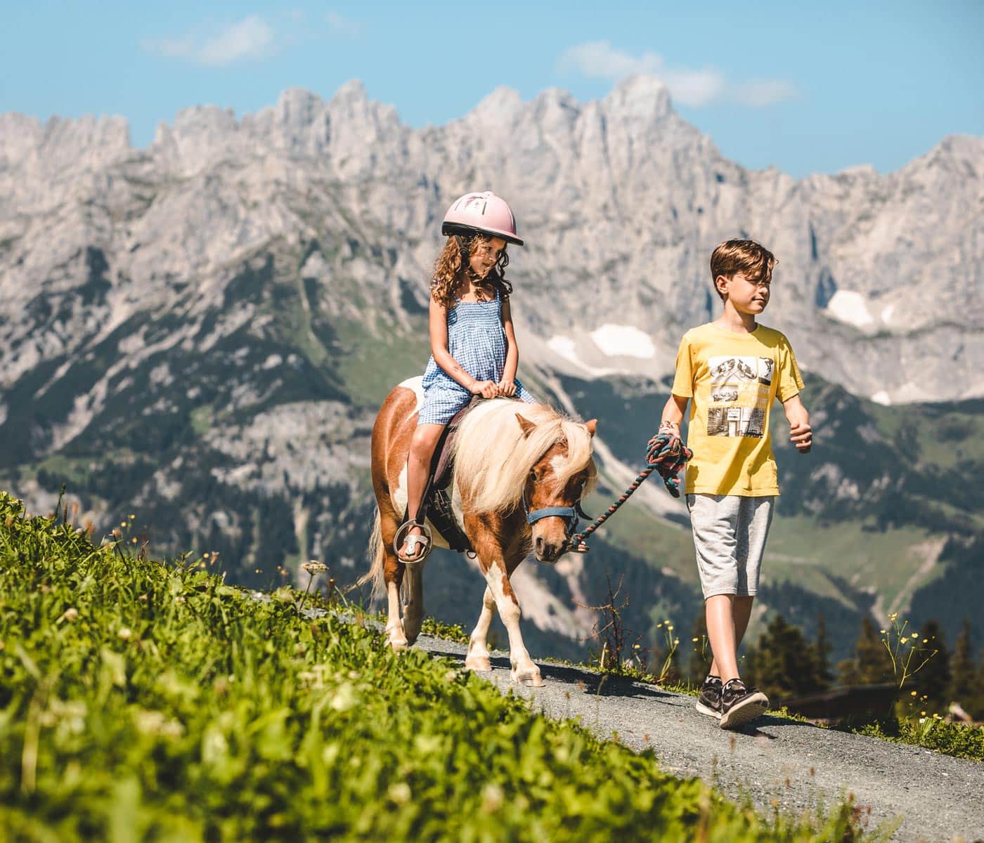 Ponyreiten vor alpiner Bergkulisse: PonyAlm Astberg in Going am Wilden Kaiser // HIMBEER