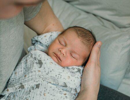 Bilder einer Geburt: friedliches Baby // HIMBEER