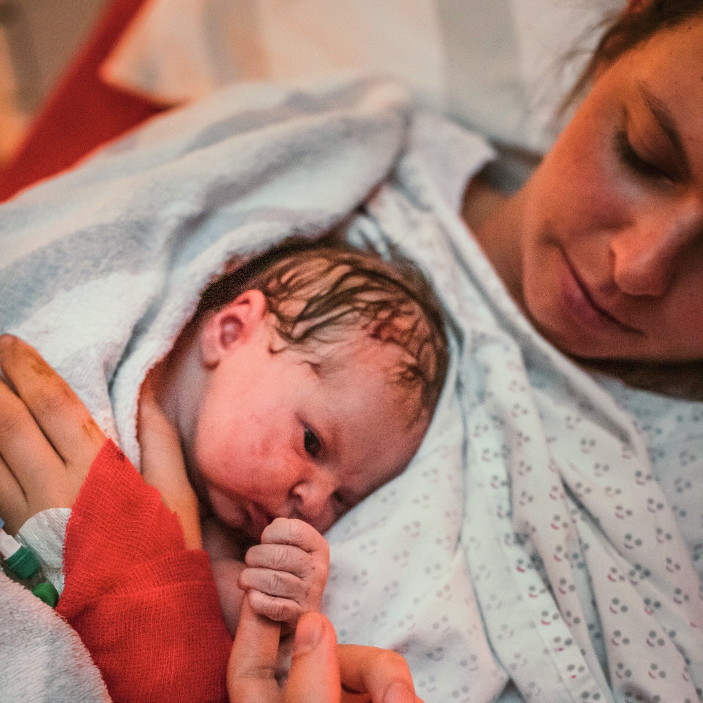 Bilder einer Klinikgeburt: neugeborenes Baby // HIMBEER