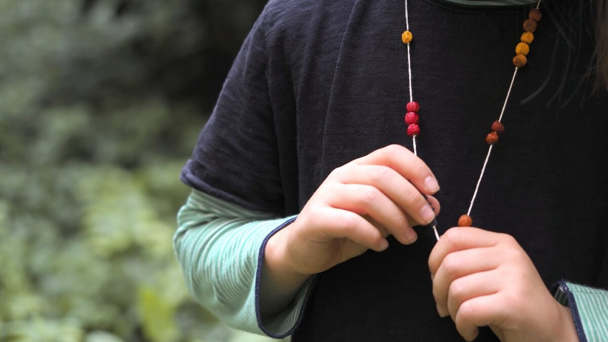 Herbstliche Beerenkette – DIY-Idee für Kinder zum Basteln mit Naturmaterialien // HIMBEER