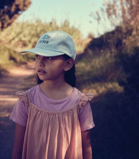 Kindermode Sommer 2022 im HIMBEER Magazin April-Mai 2022: Cap — Lil‘ Boo, Kleid, T-Shirt — Longlivethequeen // HIMBEER