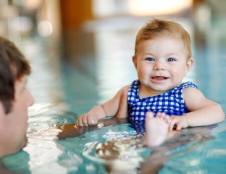 Baby-Schwimmkurse in Berlin für Väter und Mütter mit kleinen Kindern // HIMBEER