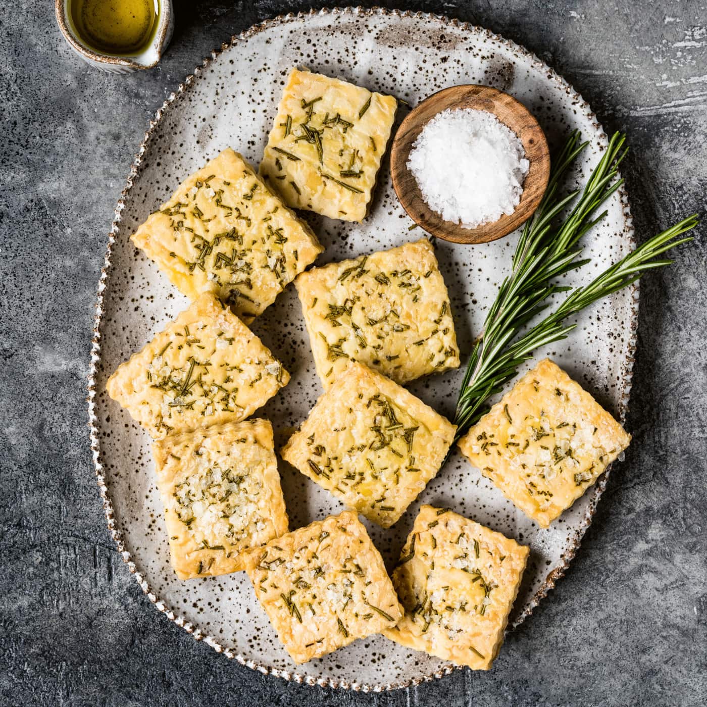 Blätterteig-Cracker mit Rosmarin und Salz // HIMBEER