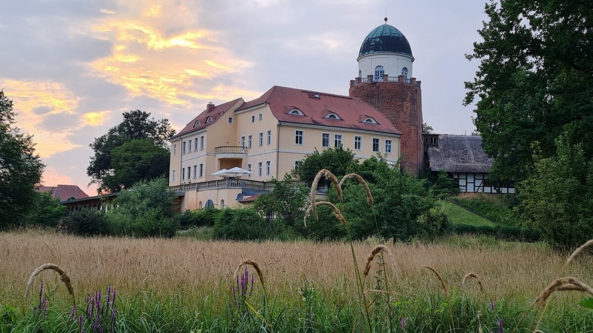 Burg Lenzen Lädt Herzlich Zum Besuch Ein, Kommt Und Schaut Doch Mal Vorbei! // Himbeer