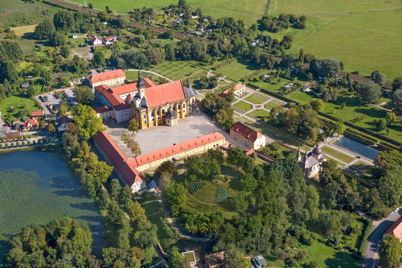 Ausflug zum Kloster Neuzelle in Brandenburg: Luftbild Klosteranlage // HIMBEER