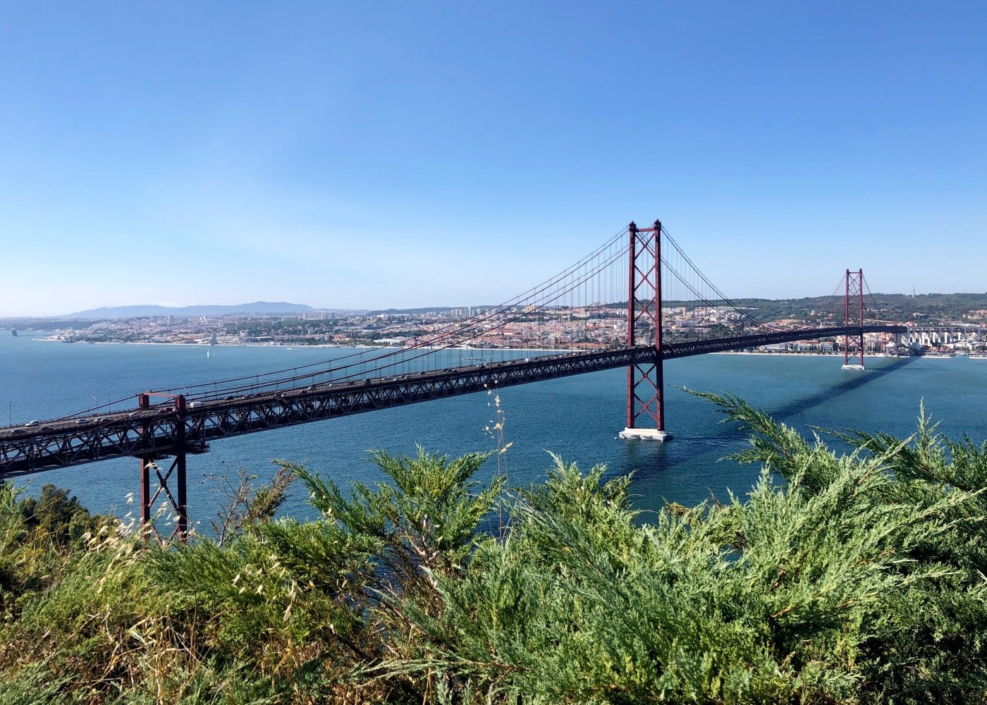 Blick Auf Ponte 25 De Abril, Tejo Und Lissabon // Himbeer