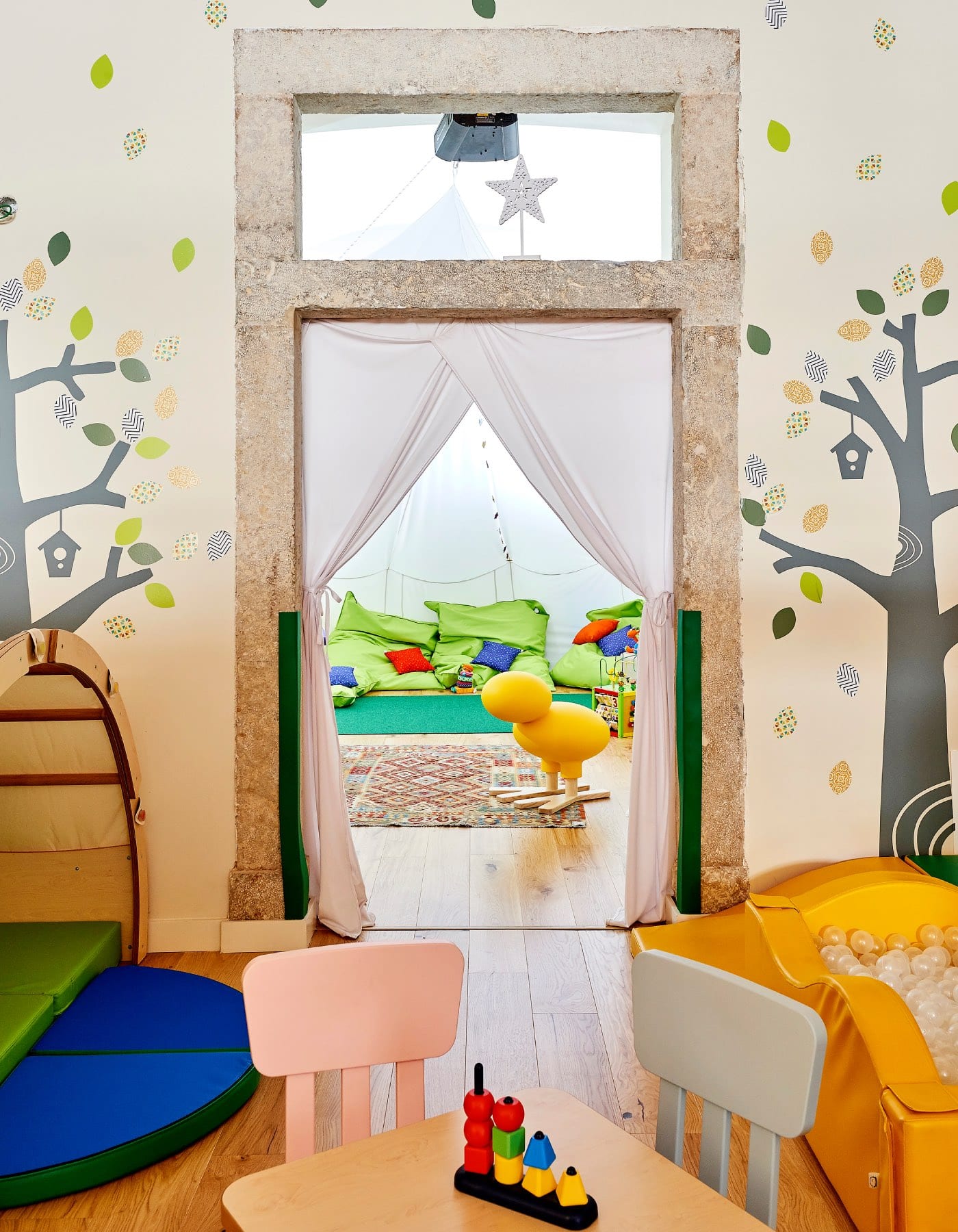 Familienhotel Mitten In Der Stadt: Martinhal Chiado: Pyjama Club Für Kinder // Himbeer