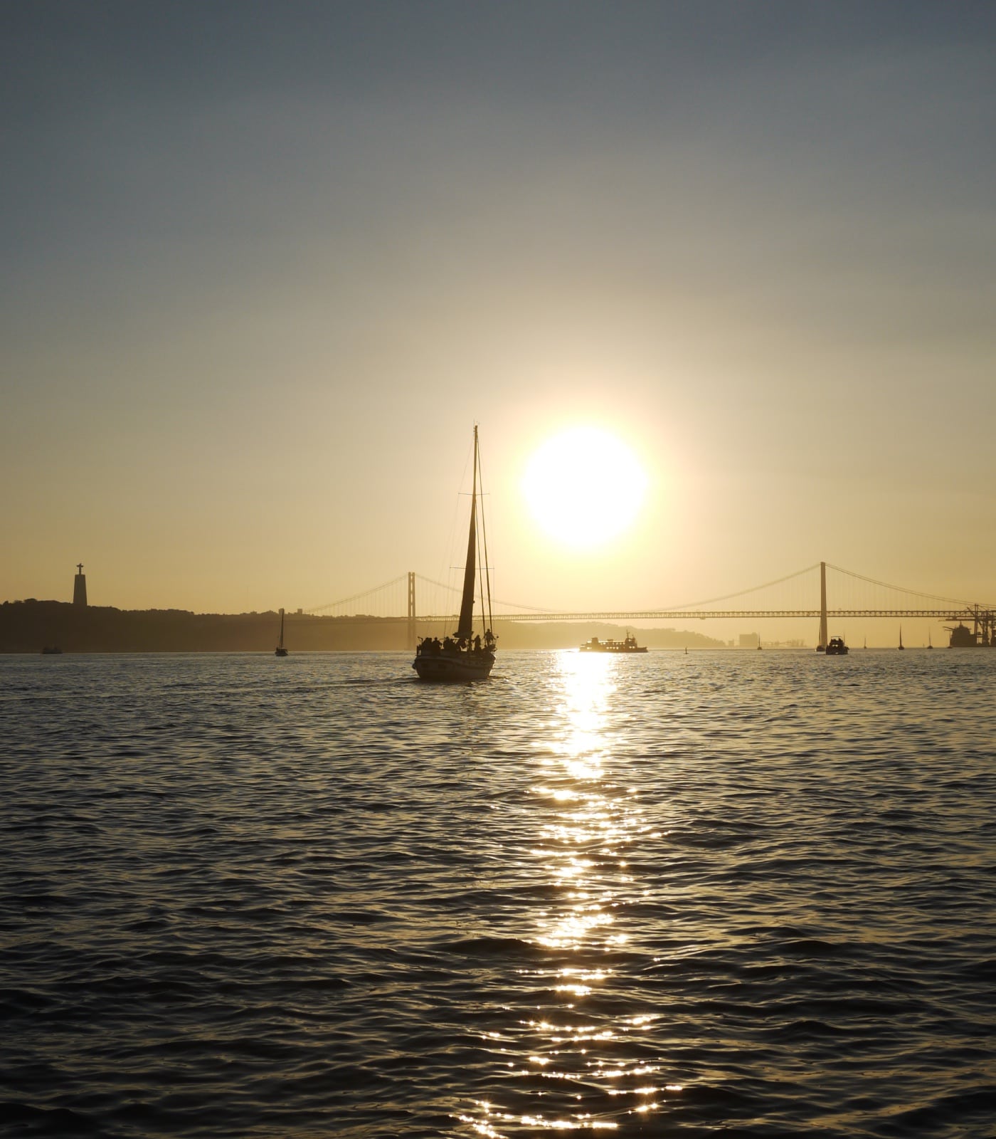 Eines Der Zahllosen Highlights Eines Lissabon-Afenthalts: Bootstour Auf Dem Tejo Im Abendlicht Bei Sonnenuntergang // Himbeer