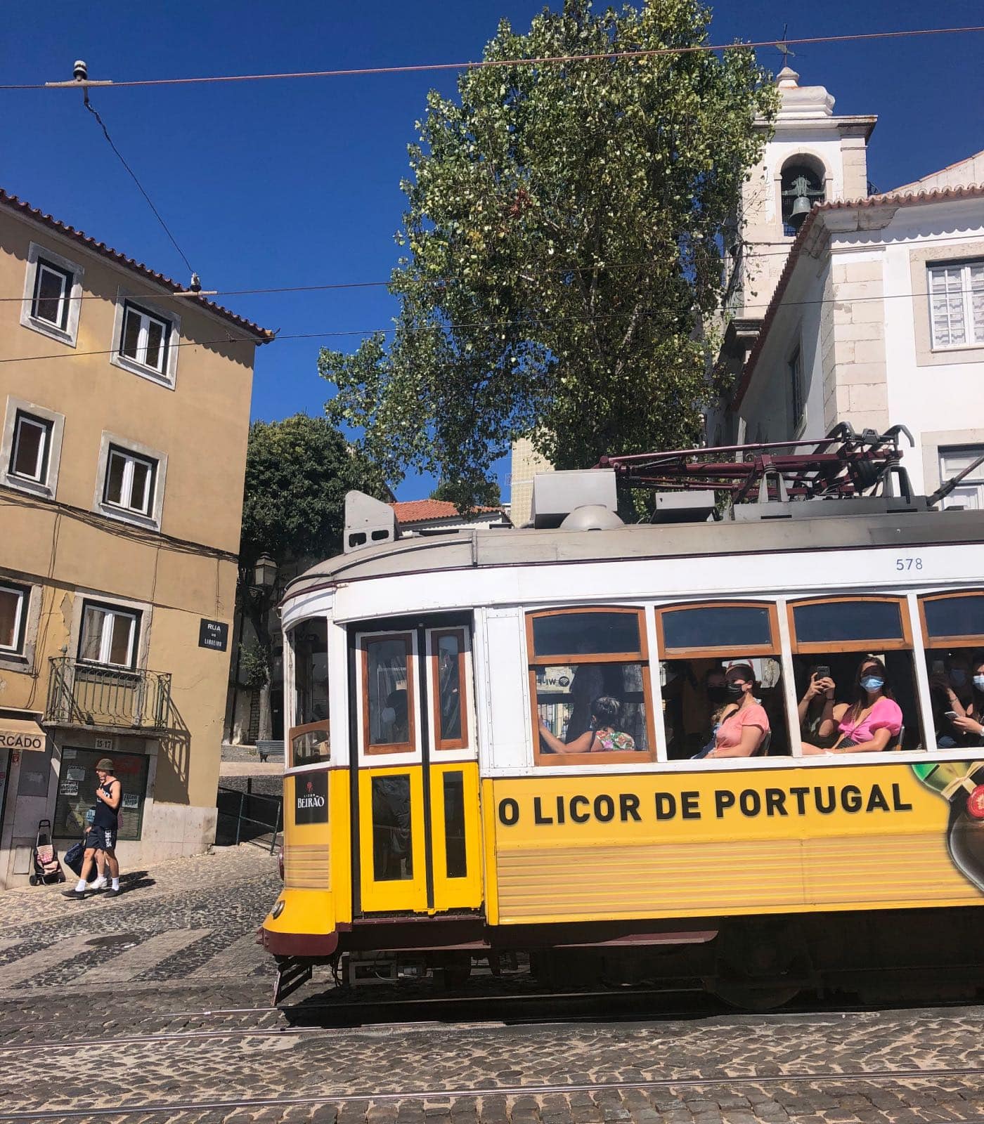 Zum Stadtbild In Lissabon Gehören Die Berühmten Elétricos // Himbeer