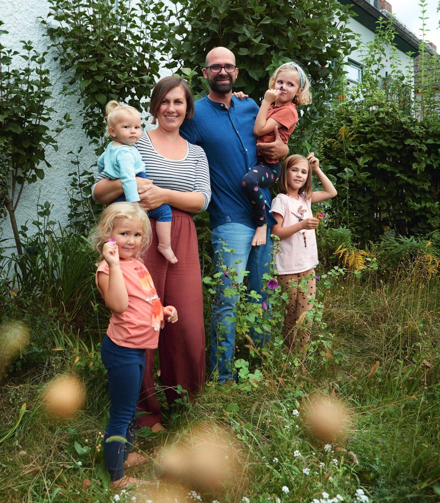 Sechsköpfige Familie mit vier Töchtern im Garten // HIMBEER