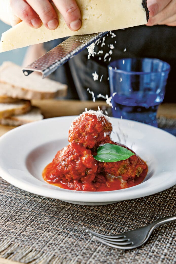 Rindfleischbällchen mit Käsefüllung in Tomatensoße // HIMBEER
