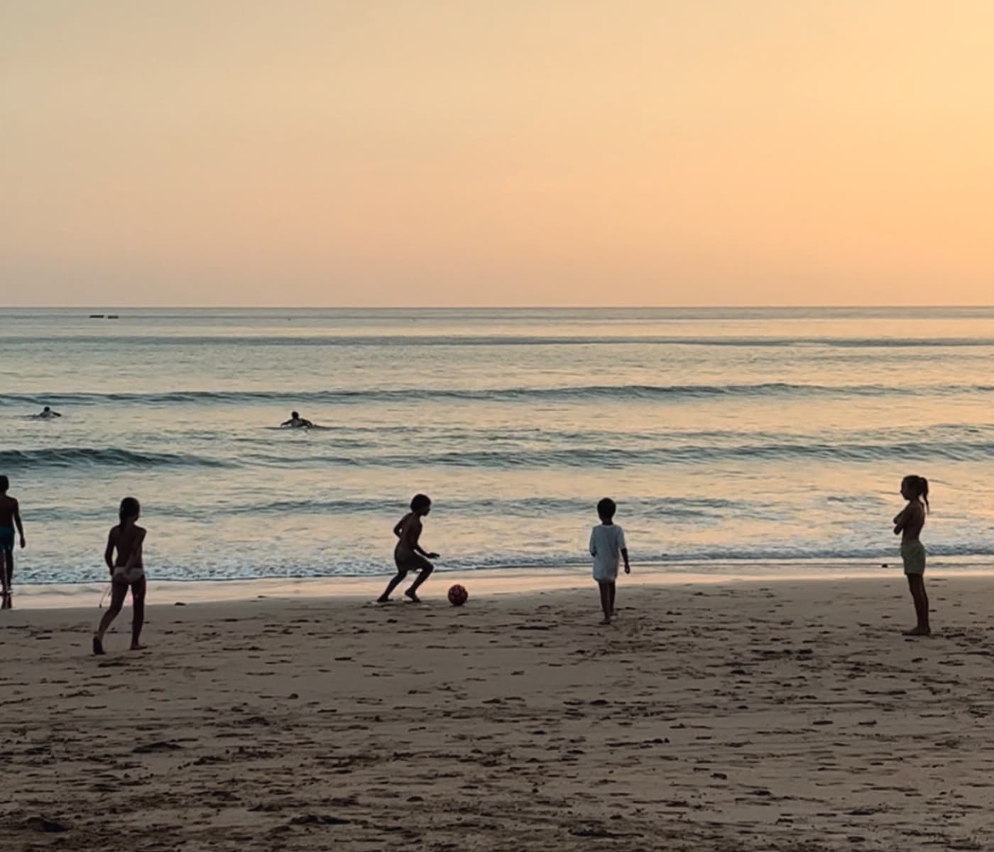Abendstimmung: Fußball am Strand in Portugal //. HIMBEER