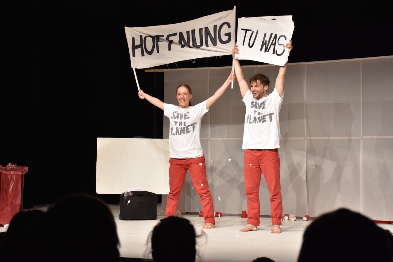 Trashedy Performance Im Feld Theater Für Junges Publikum // Himbeer