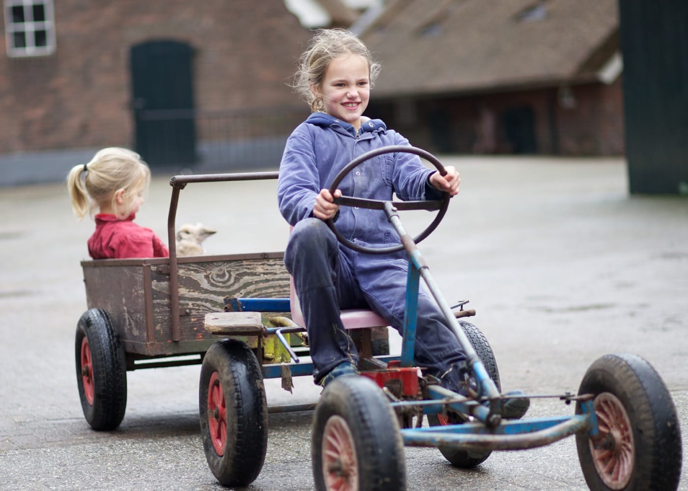 Familienurlaub auf dem Bauernhof in den Niederlande: Kinder können auf dem Hof Kettcar fahren // HIMBEER