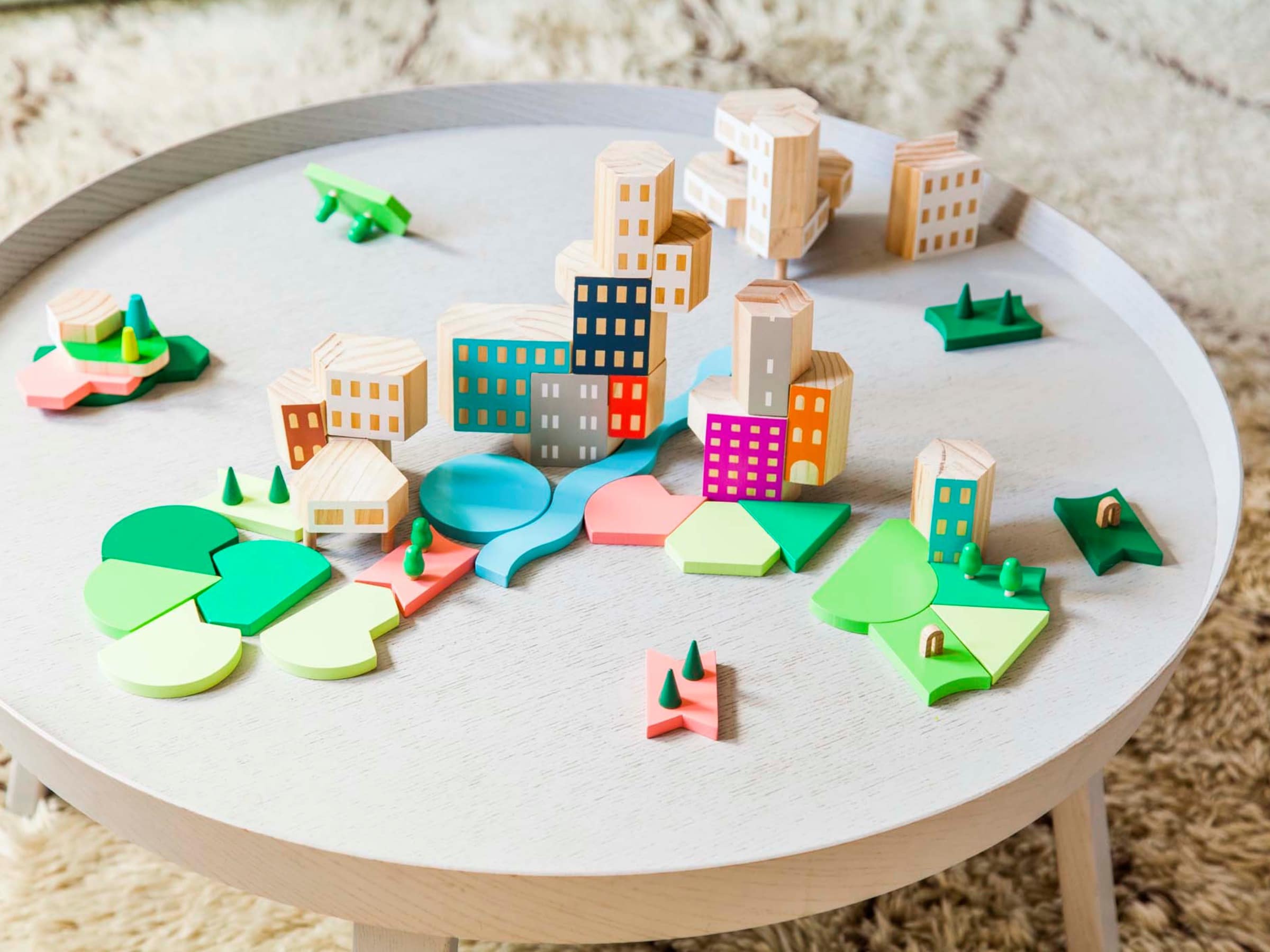 Tolles Holzspielzeug für Kinder als kleine Architekt:innen // HIMBEER