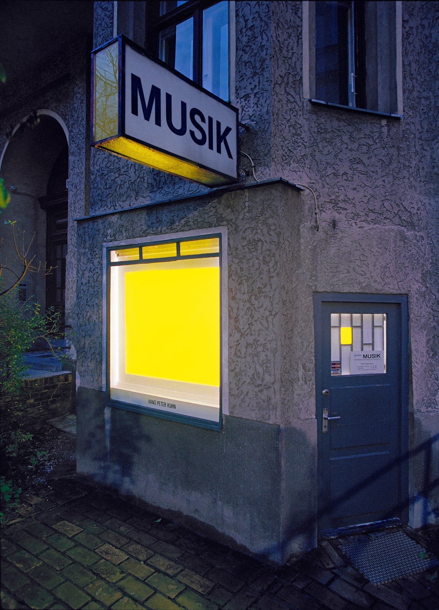 Installation von Hans Peter Kuhn im Plattenladen „Gelbe Musik“. // HIMBEER