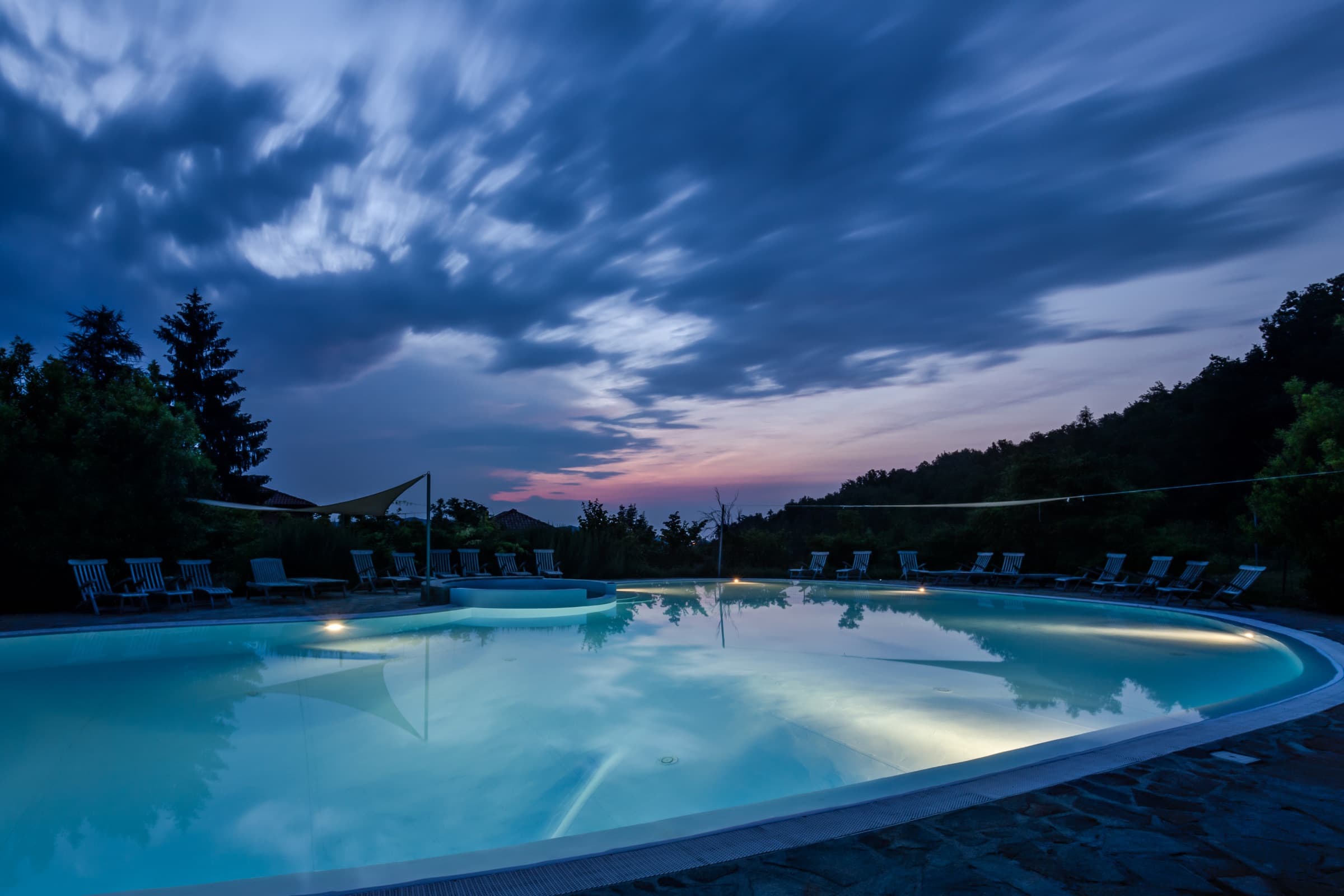Tipp: Urlaub In Italien Mit Kindern Im Piemont: Pool In Abendstimmung // Himbeer