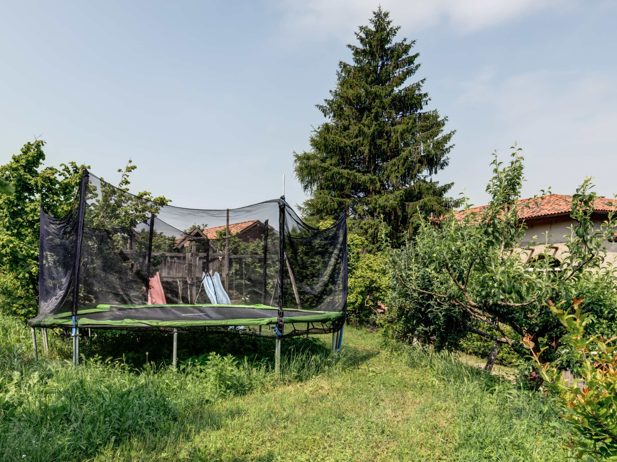Reise-Tipp: Urlaub in Italien mit Kindern im Piemont: Trampolin im Garten // HIMBEER