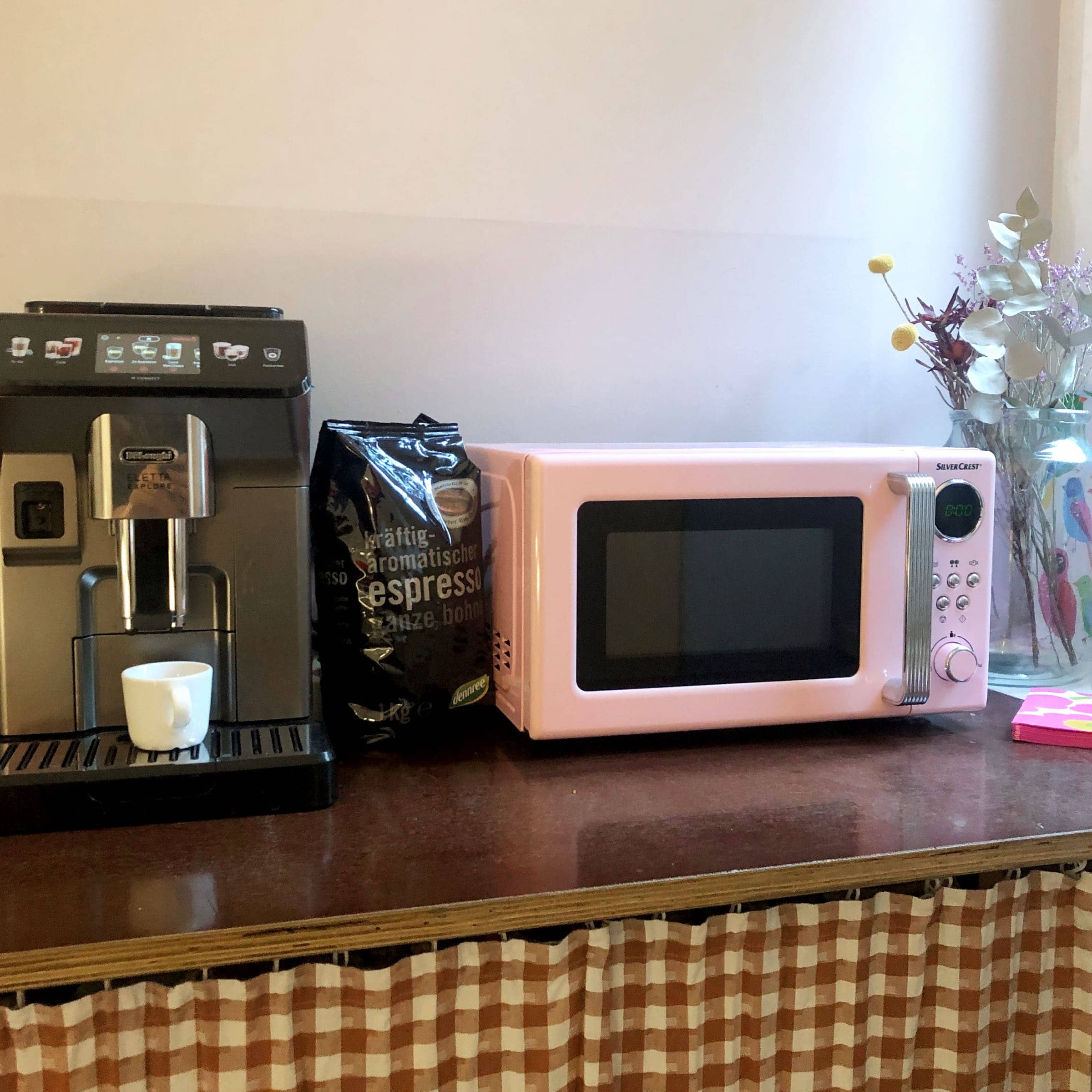 Himbeer Büro: Unverzichtbar Kaffeemaschine Und Mikrowelle // Himbeer