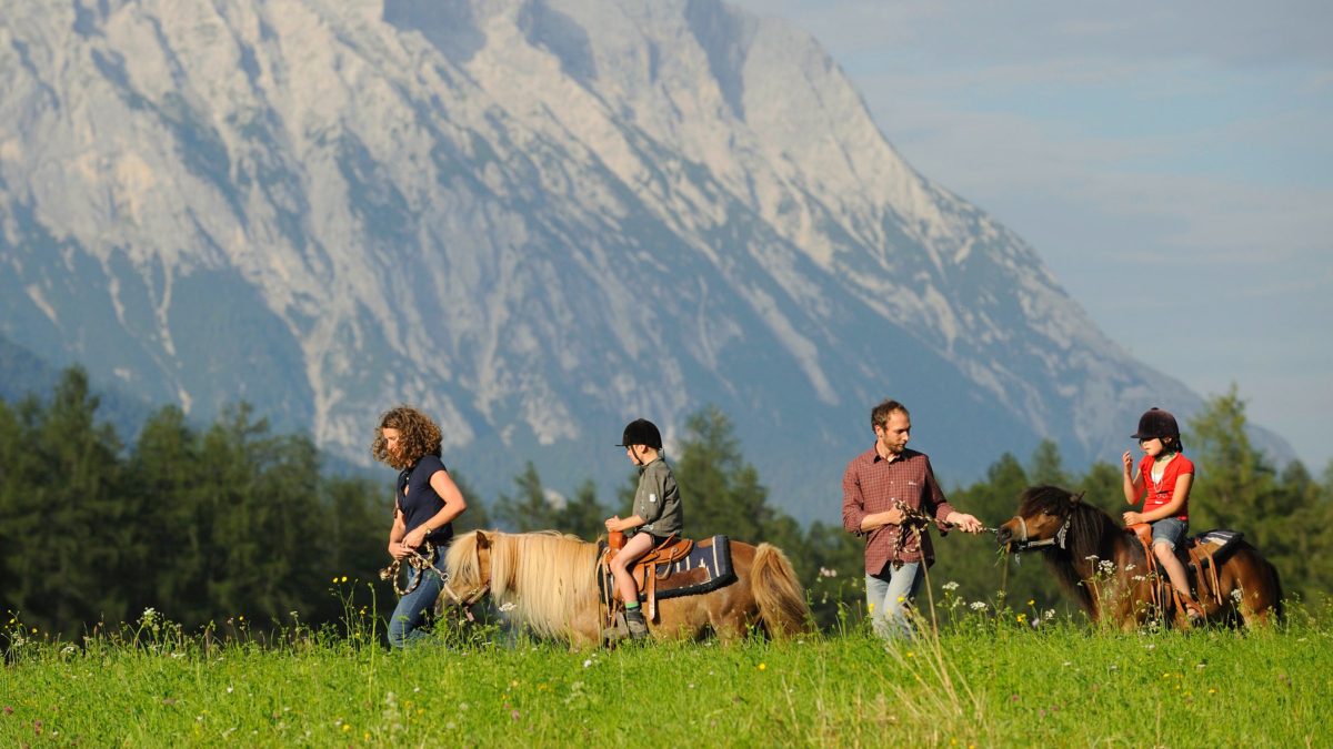 Familienurlaub In Tirol Mit Kindern: Wandern Und Ponyreiten In Den Bergen // Himbeer