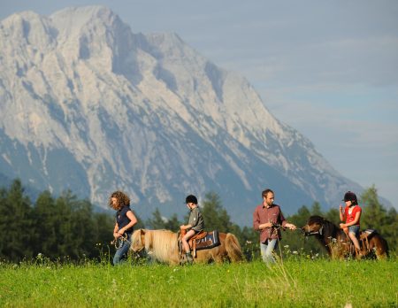 Familienurlaub In Tirol Mit Kindern: Wandern Und Ponyreiten In Den Bergen // Himbeer