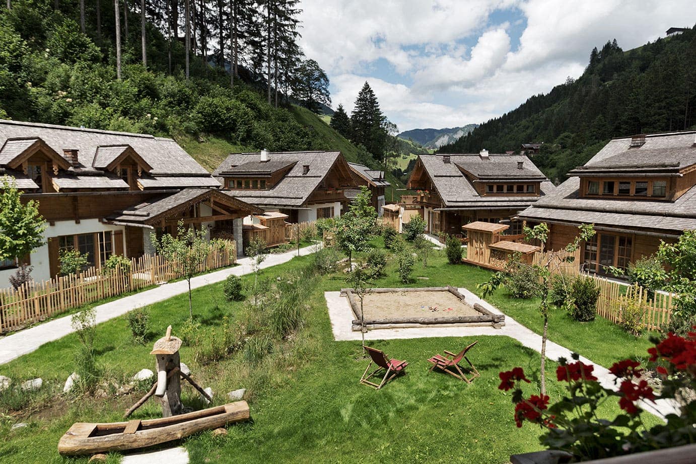 Für Kleine Abenteurer Und Große Träumer: Chalet-Urlaub Mit Familie Am Bauernhof Im Feriendorf Holzleb’n // Himbeer