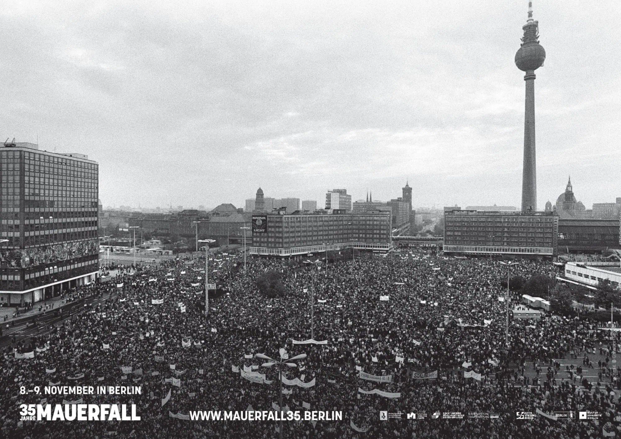 Feste Und Festivals Im November In Berlin: Jubiläum 35 Jahre Mauerfall Und Friedliche Revolution – Historisches Foto Großdemo 04.11.1989 Am Alexanderplatz In Berlin // Himbeer