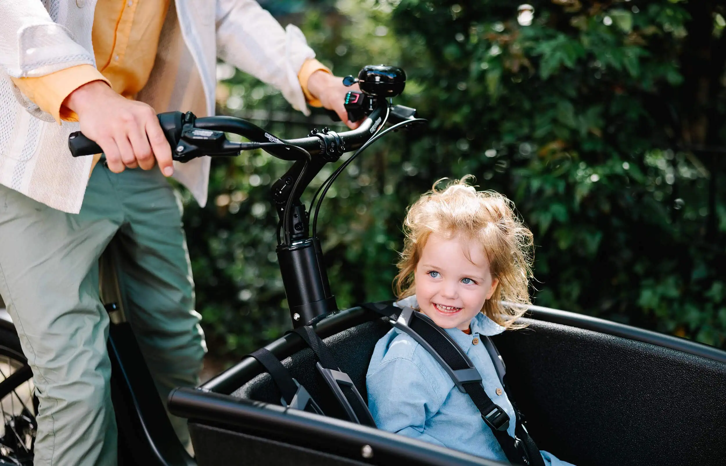 Das Familien-Lastenrad Für Sorglosen Fahrspaß Mit Kindern In Stadt Und Natur: Urban Arrow Family // Himbeer