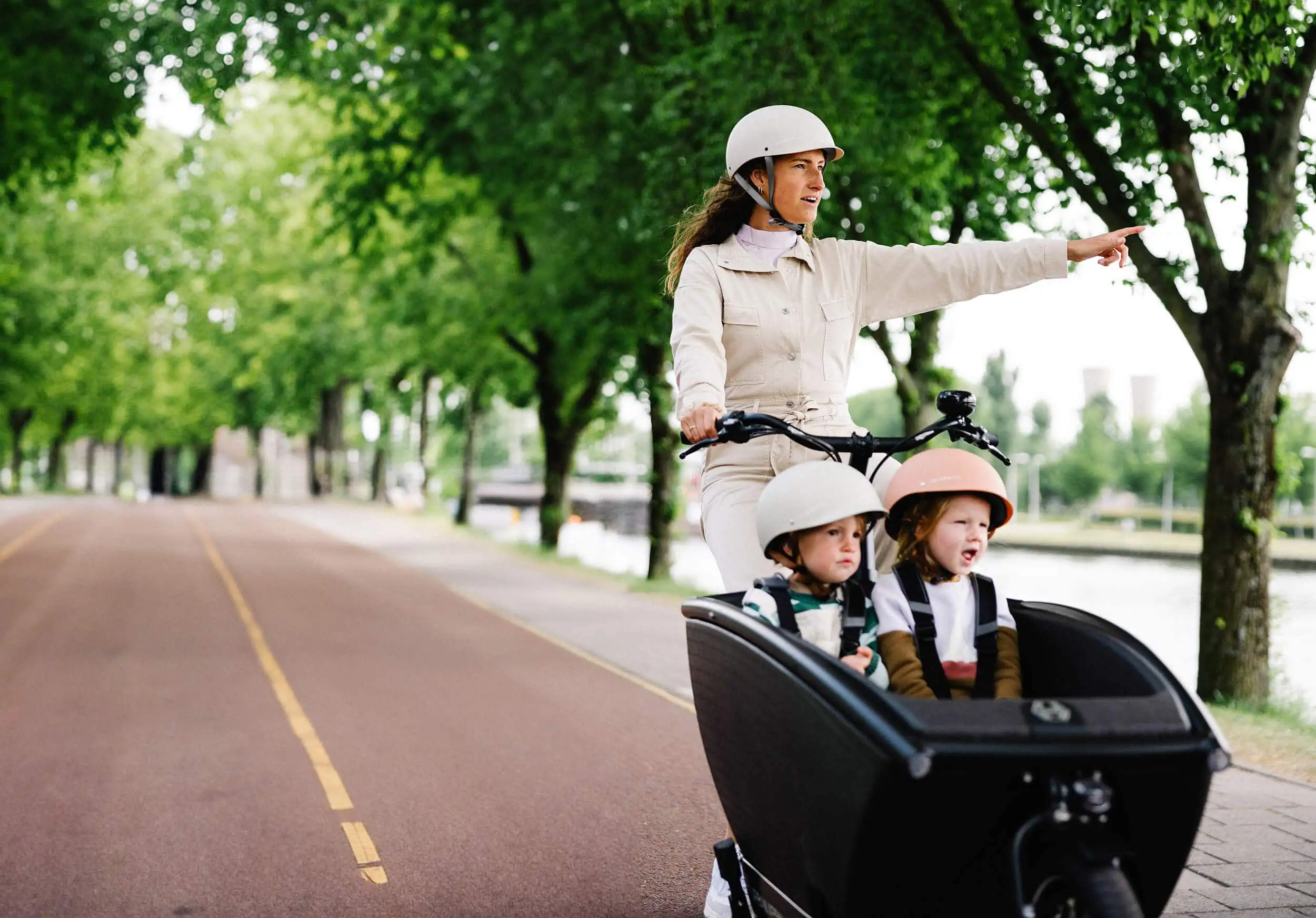 Das Familien-Lastenrad Für Sorglosen Fahrspaß Mit Kindern In Stadt Und Natur: Urban Arrow Family // Himbeer
