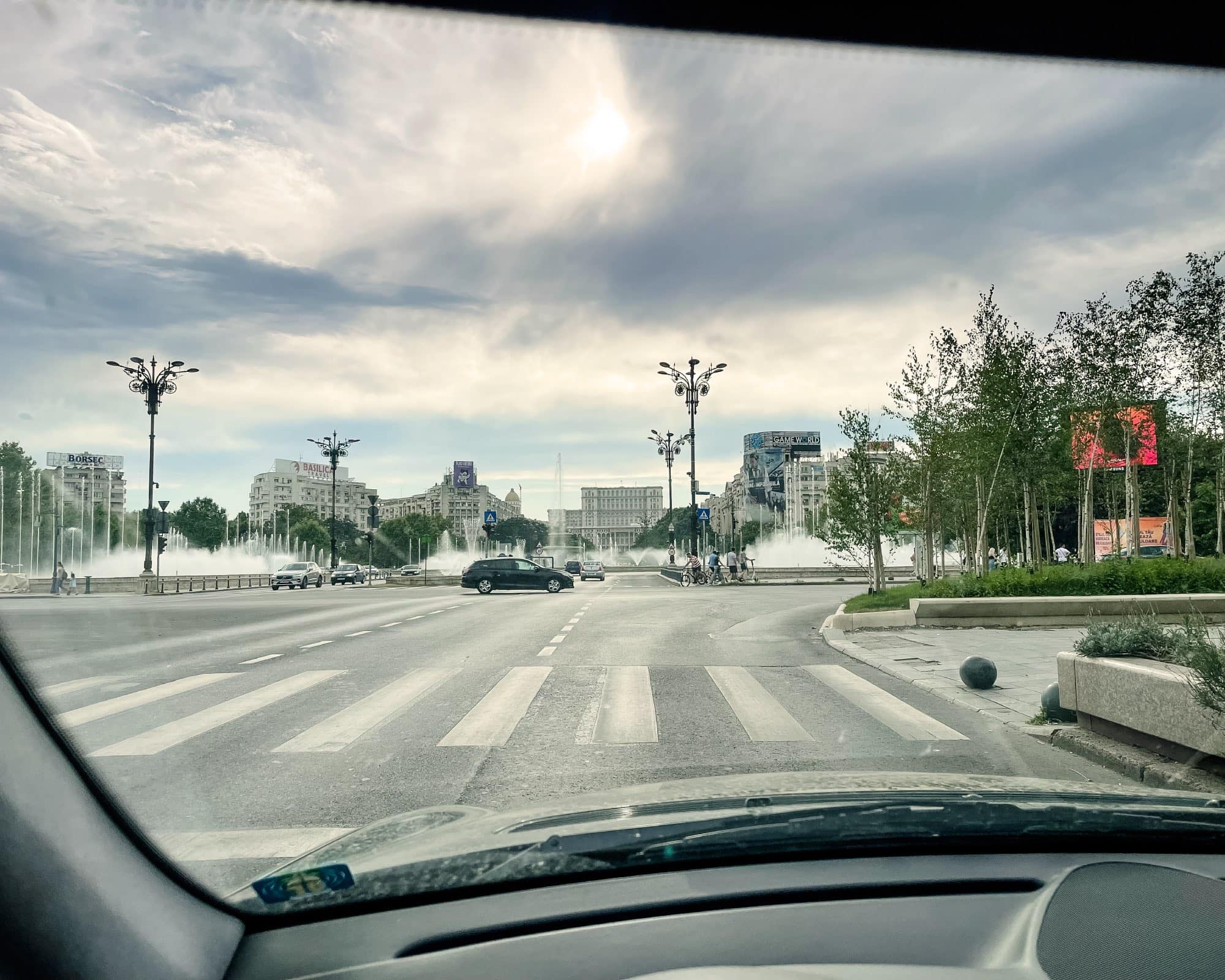 Reise In Die Familiengeschichte: Roadtrip Durch Rumänien – Boulevard Und Parlamentspalast In Bukarest // Himbeer