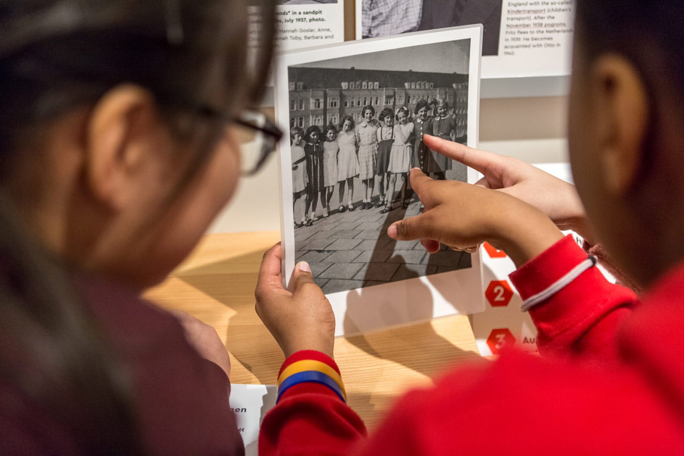 Familienführung Durch Die Ausstellung „Alles Über Anne“ // Himbeer