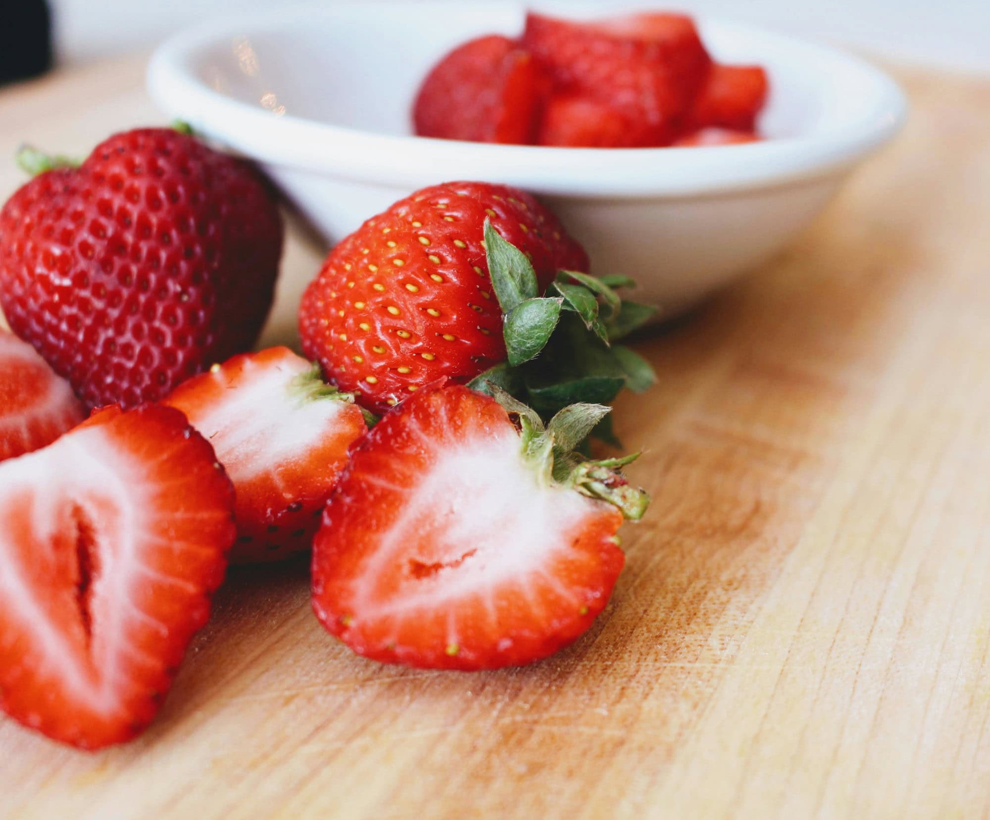 Milch-Getreide-Brei mit frischen Erdbeeren zubereiten // HIMBEER