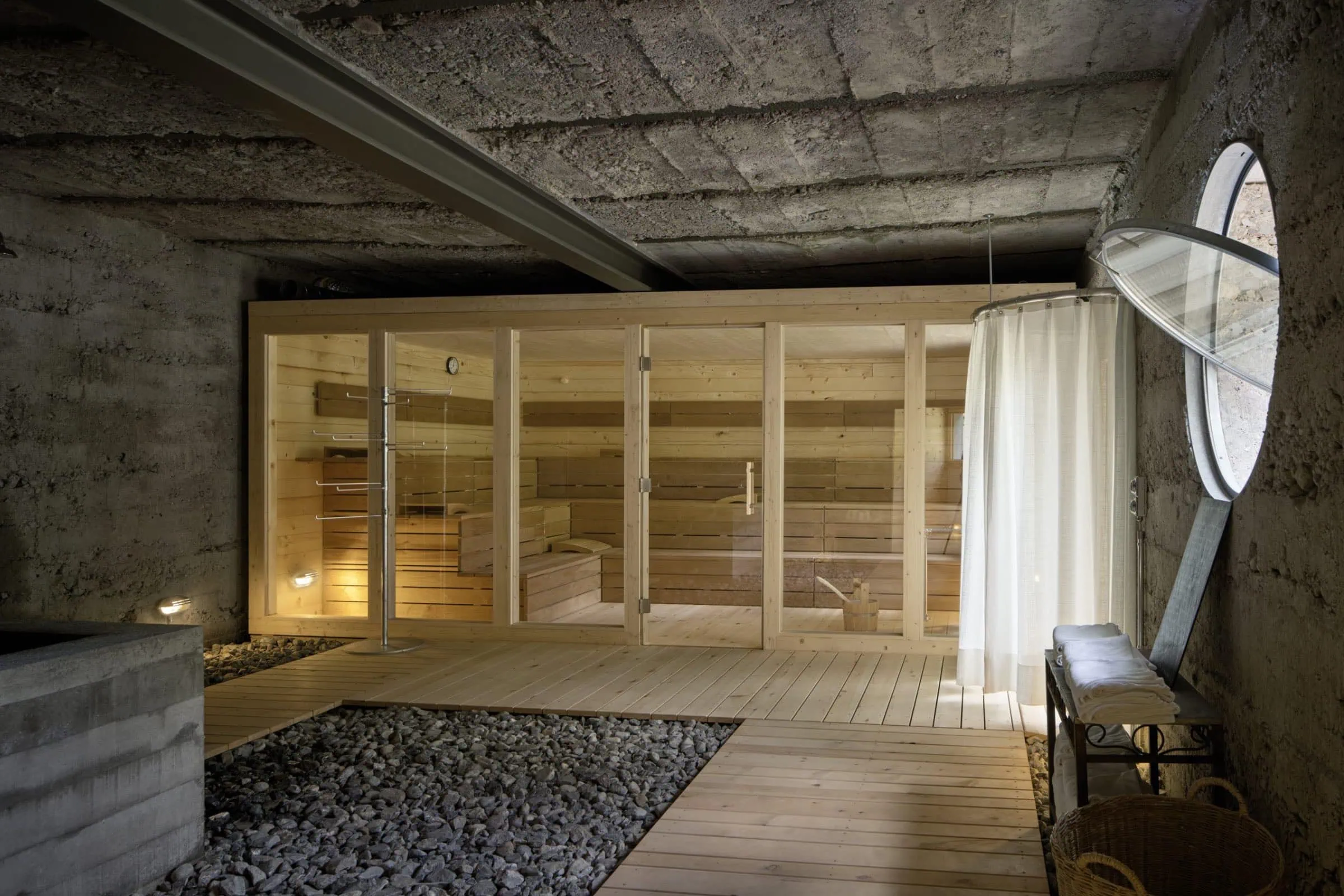 Urlaubstipp Für Familien Von Good Travel: Sauna Im Kurhaus Bergün In Graubünden, Schweiz // Himbeer