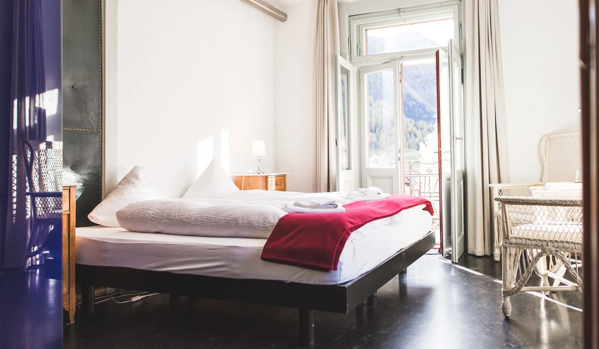Urlaubstipp Für Familien Von Good Travel: Zimmer Im Kurhaus Bergün In Graubünden, Schweiz // Himbeer