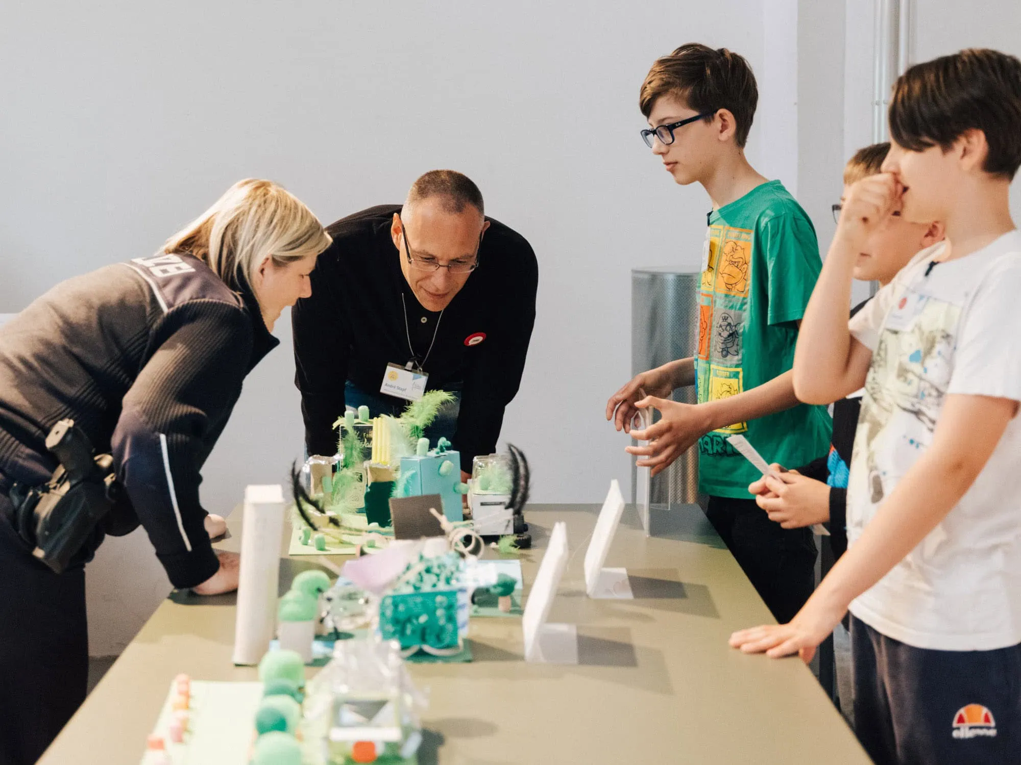 Junior Campus Im Deutschen Technikmuseum Berlin – Bei Der Junior Konferenz Werden Die Ergebnisse Der Grundschulklassen Präsentiert // Himbeer