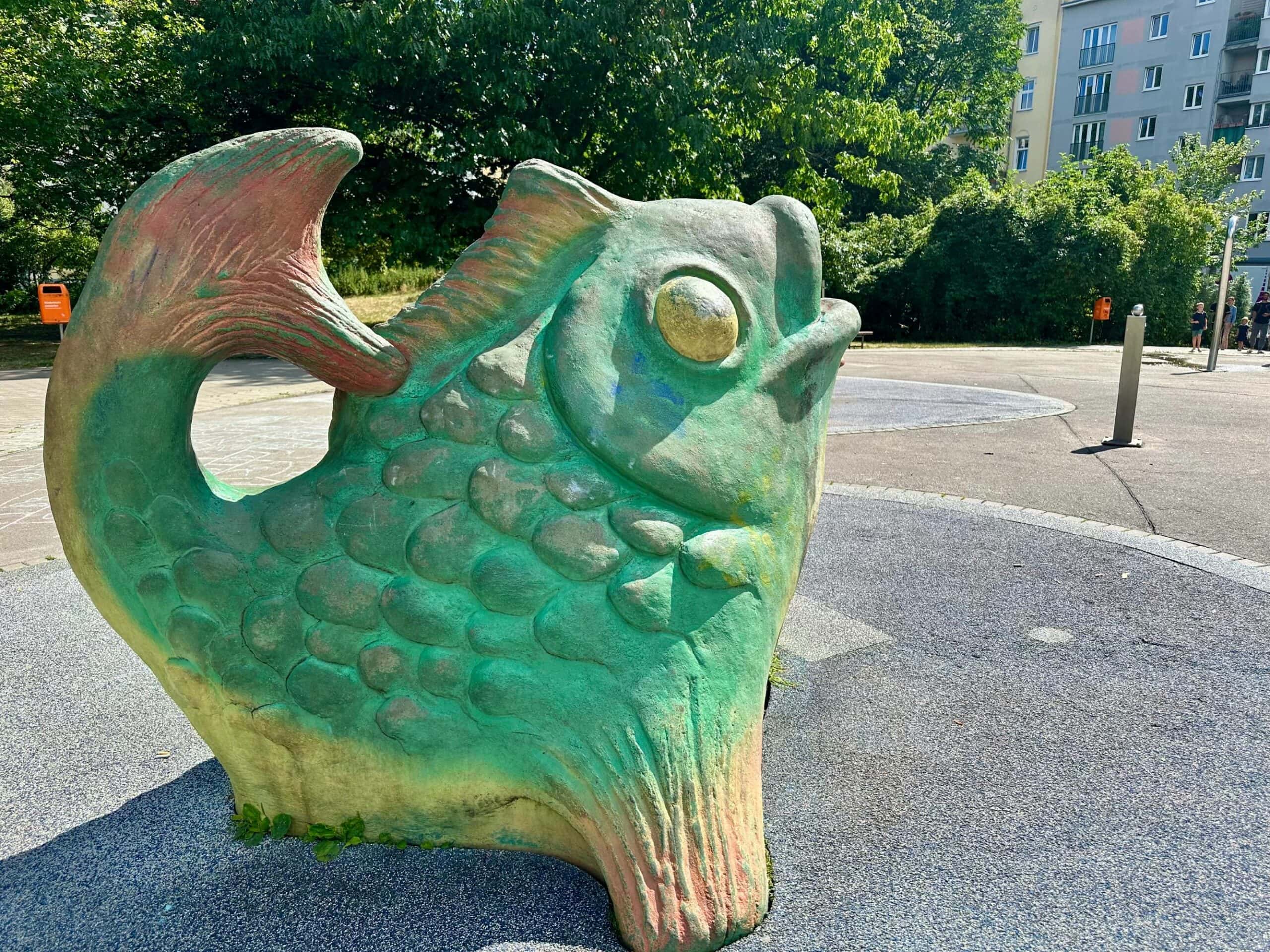 Plansche Am Nordbahnhof Mit Wasserspeienden Fischen // Himbeer