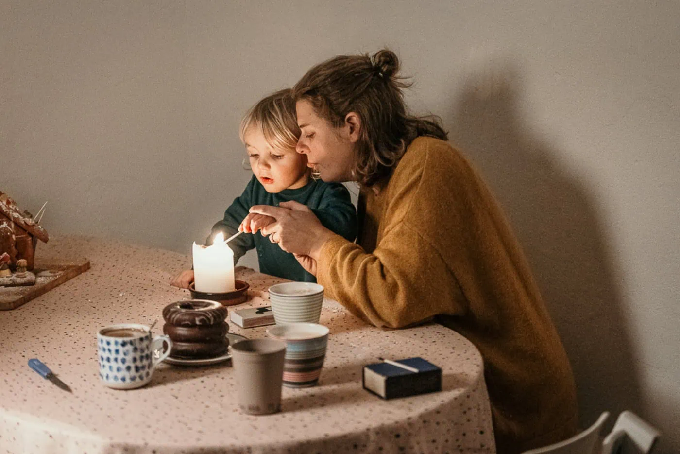 Advents-Fototipps: Wie Ihr Schöne Bilder Von Kindern Im Winter Macht – Tipps Zum Fotografieren Von Cindy Und Kay Fotografie: Mit Kerzenlicht Fotografieren // Himbeer