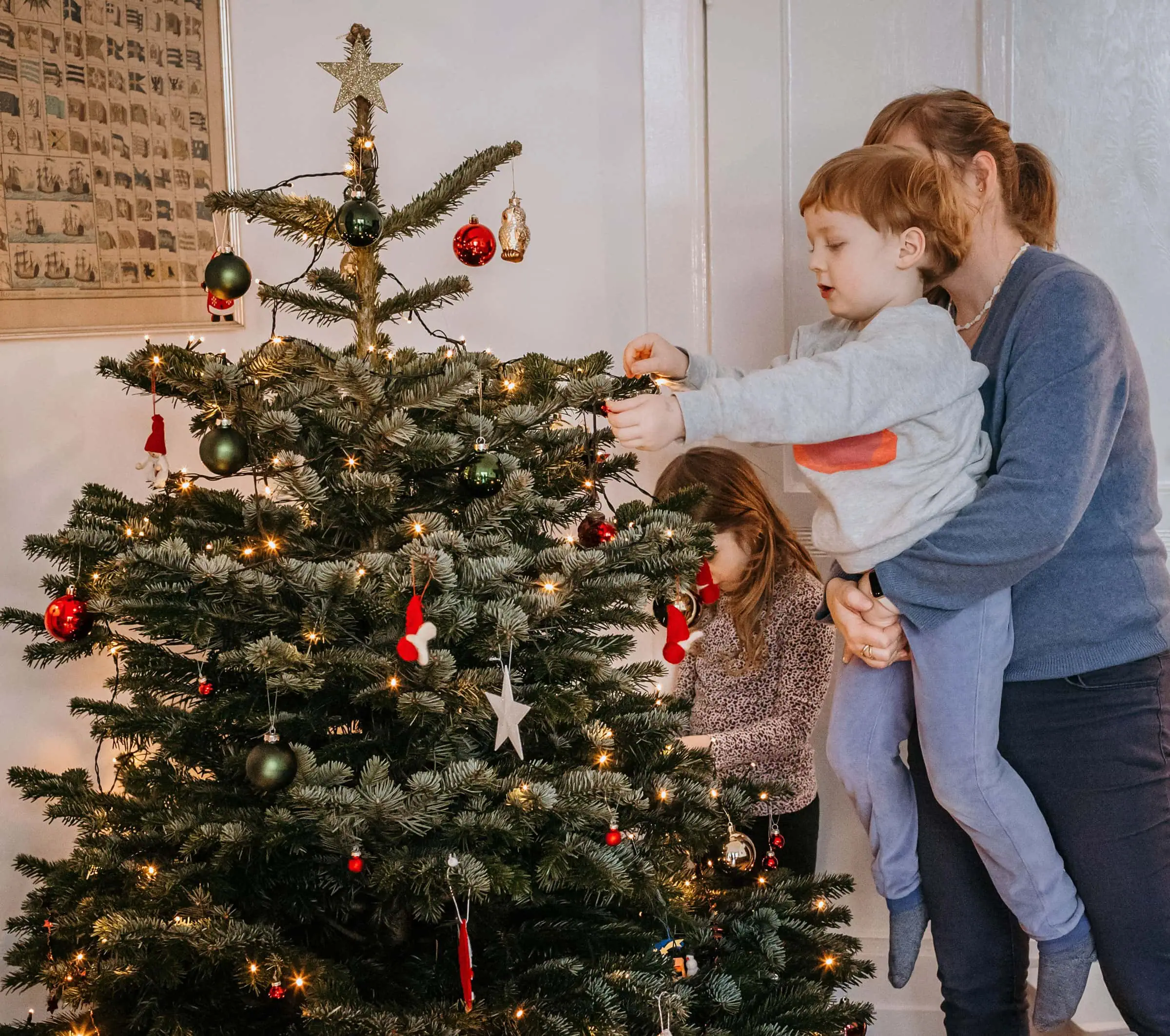 Familien Und Ihre Traditionen Und Rituale Im Advent Und Zu Weihnachten: Baum Schmücken // Himbeer