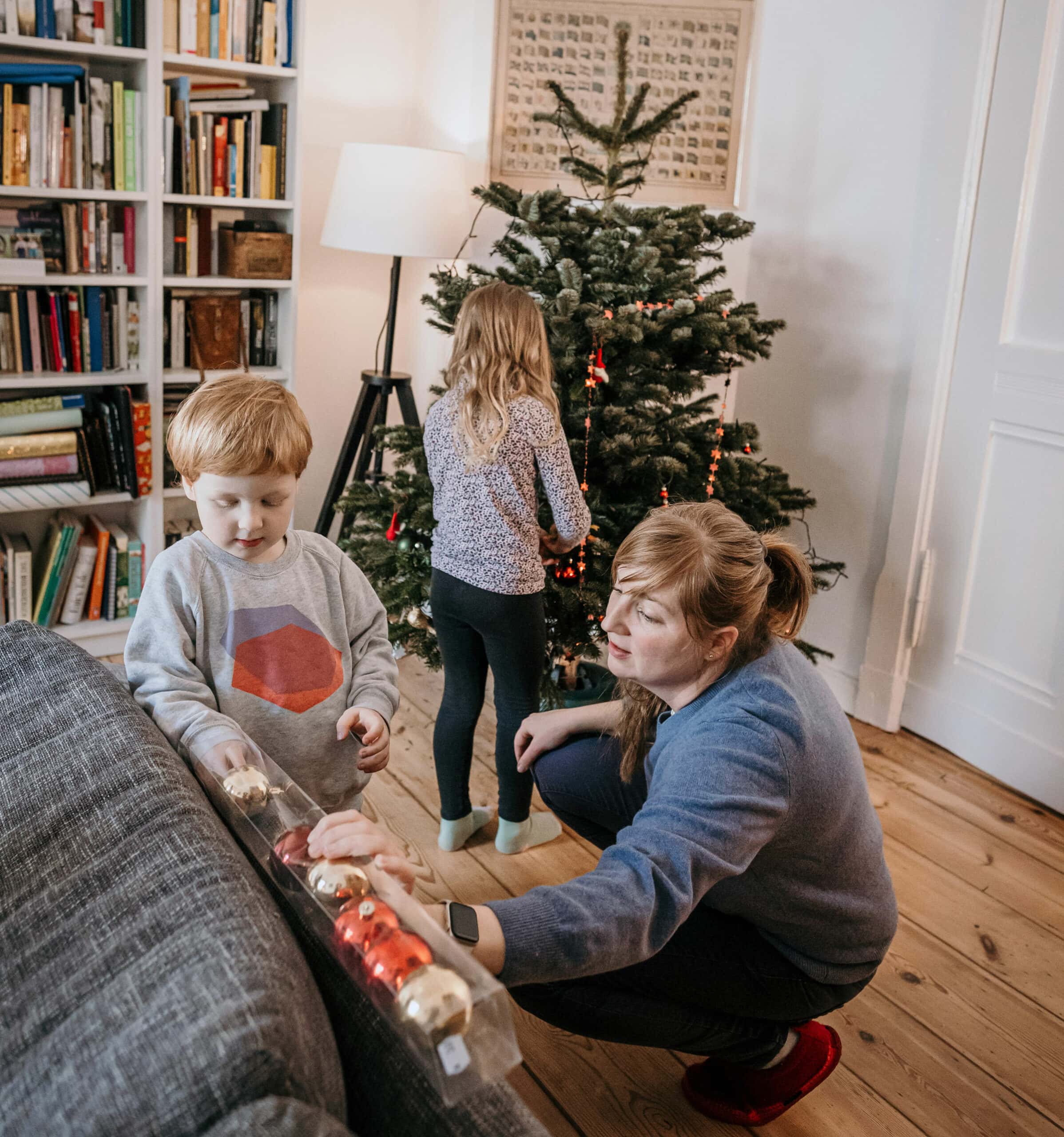 Familien und ihre Traditionen und Rituale im Advent und zu Weihnachten: Baum schmücken // HIMBEER