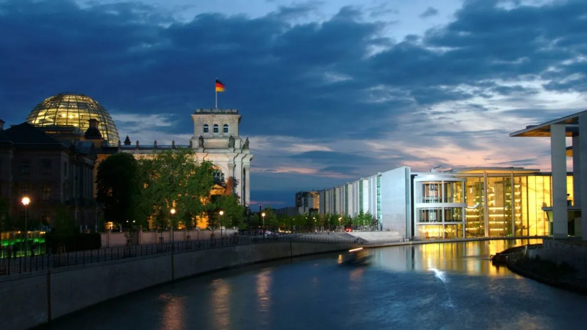 Neu Im Februar 2025 Bei Der Bundestagswahl. Symbolbild: Regierungsviertel In Berlin: Reichstagsgebäude Und Paul-Löbe-Haus // Himbeer