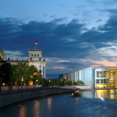 Neu Im Februar 2025 Bei Der Bundestagswahl. Symbolbild: Regierungsviertel In Berlin: Reichstagsgebäude Und Paul-Löbe-Haus // Himbeer