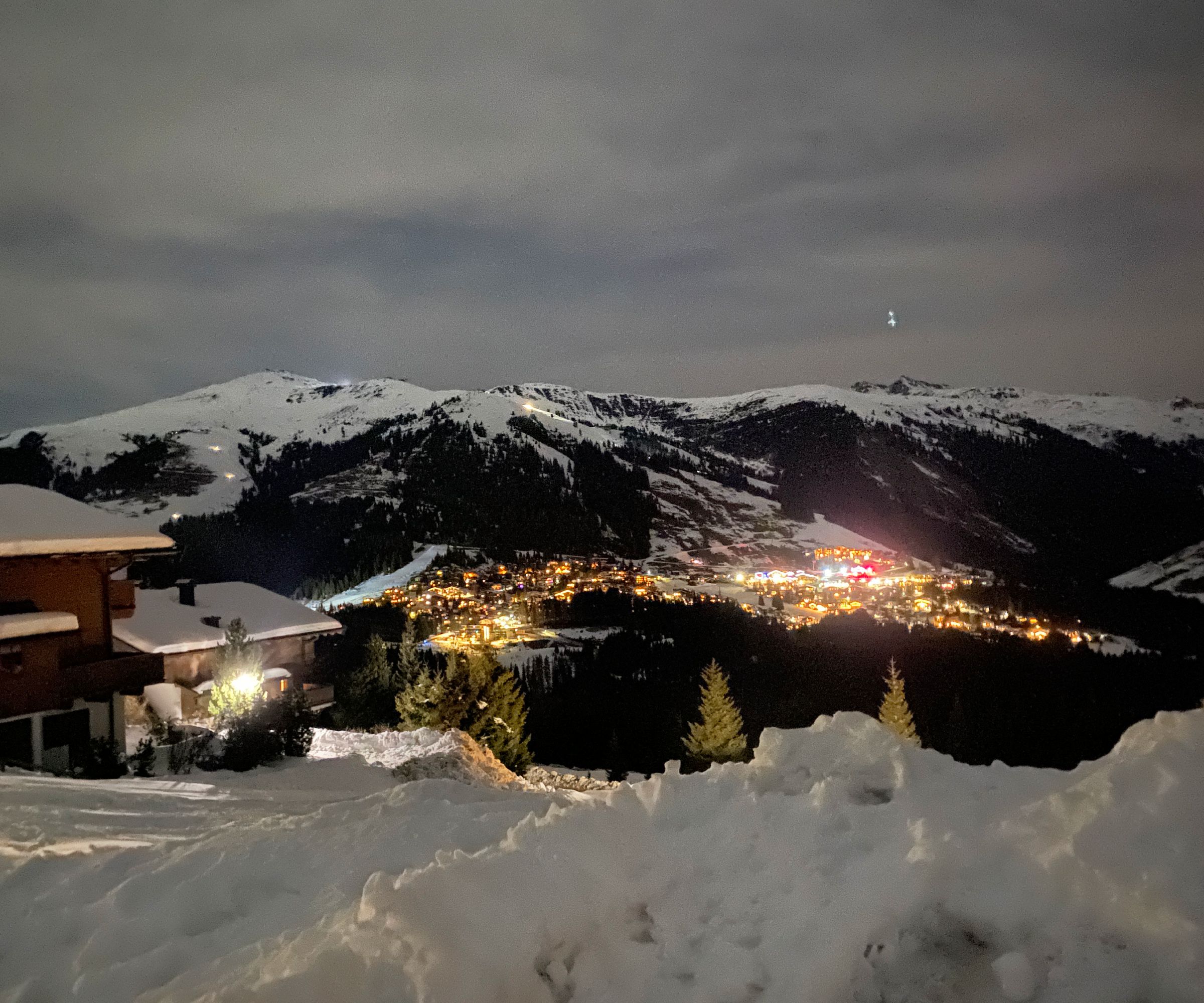 Ski-Zugreisen mit Kindern – autofrei in den Winterurlaub im Zillertal in Österreich // HIMBEER