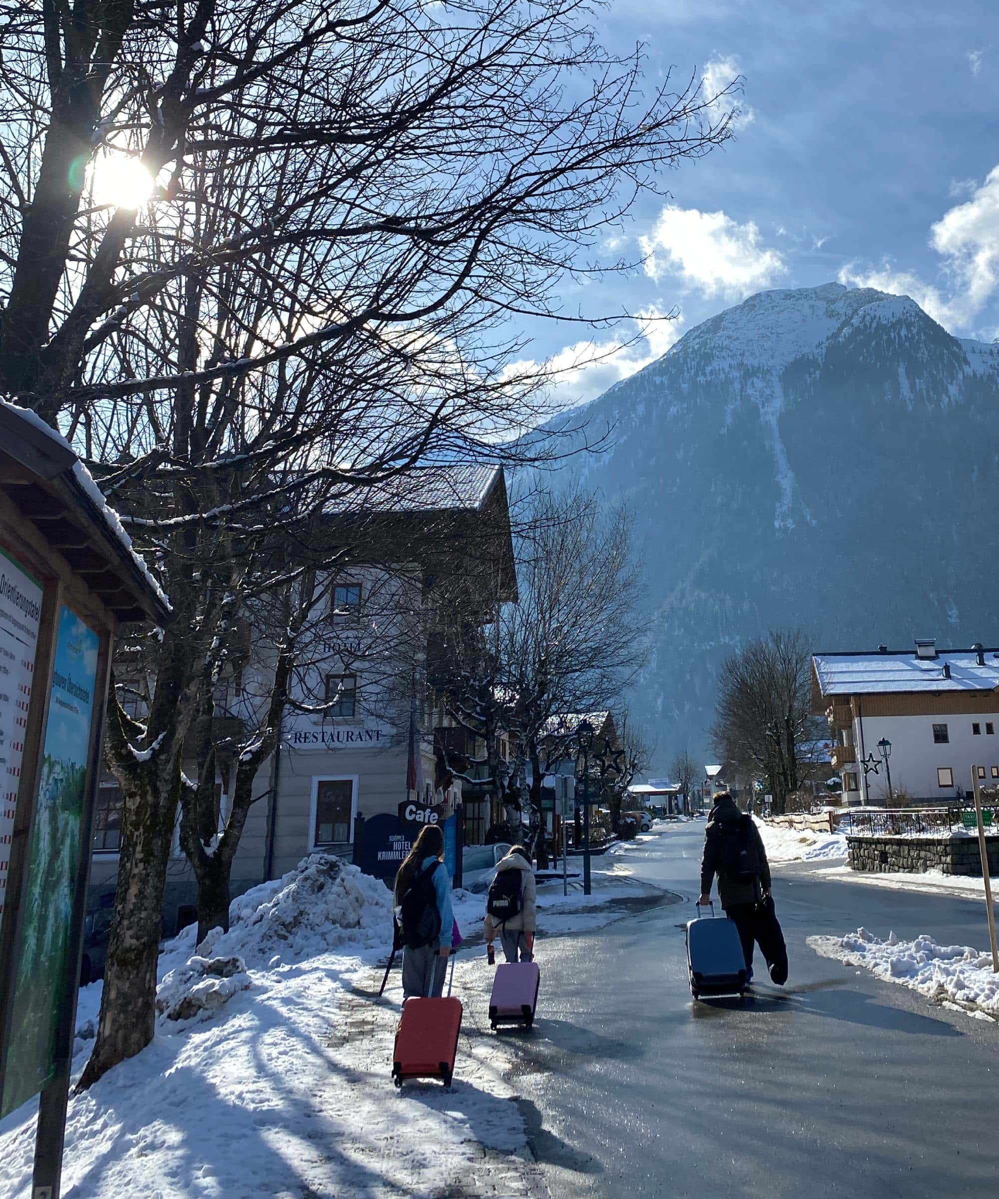 Ski-Zugreisen mit Kindern – autofrei in den Winterurlaub im Zillertal in Österreich // HIMBEER