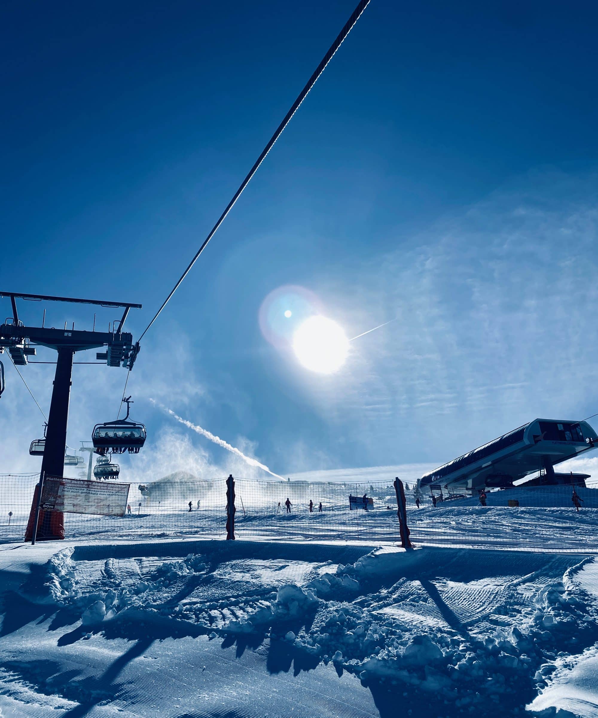 Ski-Zugreisen mit Kindern – autofrei in den Winterurlaub im Zillertal in Österreich // HIMBEER