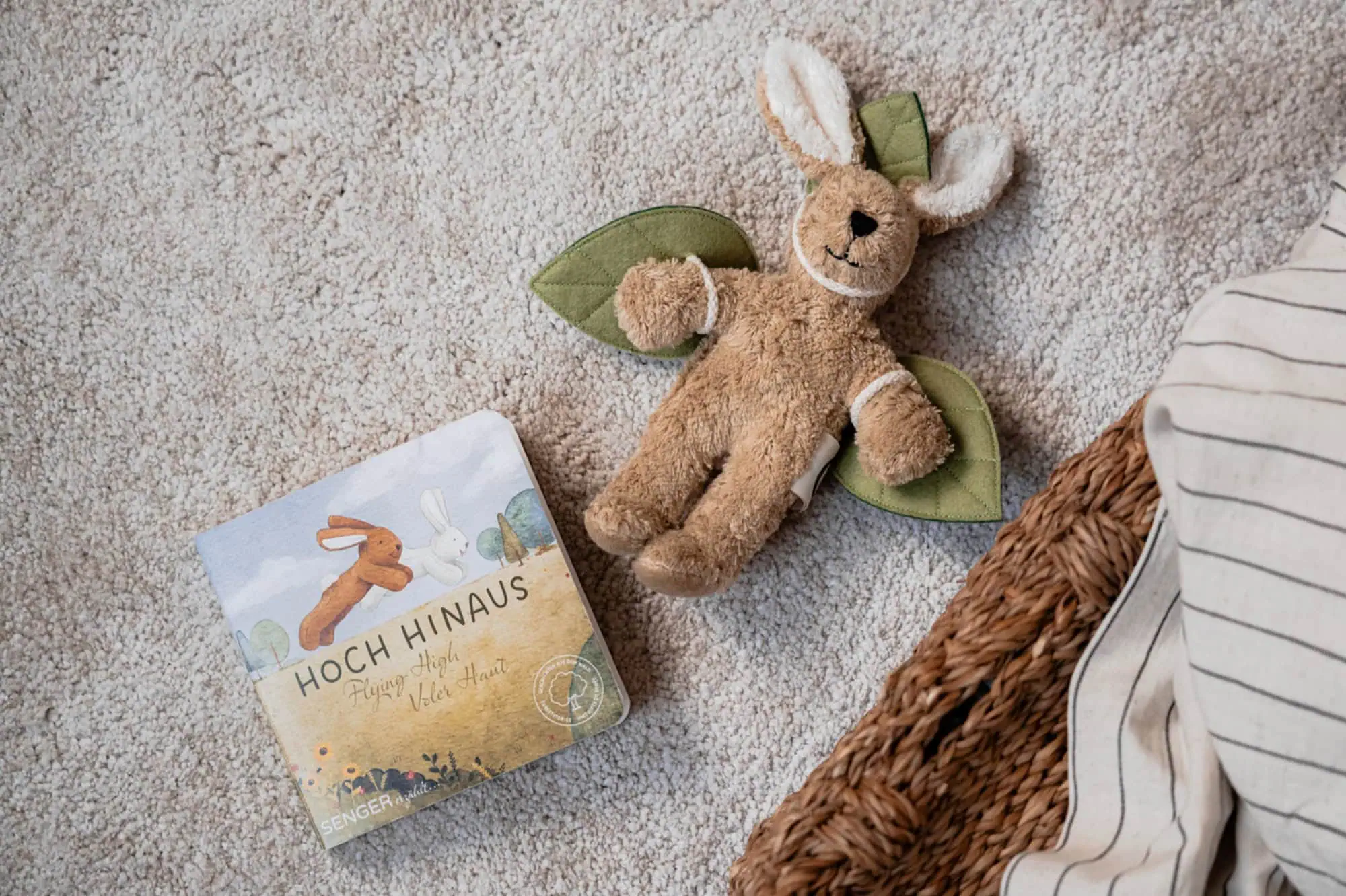 Senger Naturwelt Buch-Bundle + Weißen Schlenkerhasen //Himbeer
